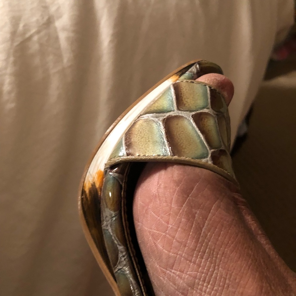 Shoes - Picture 6 of 11